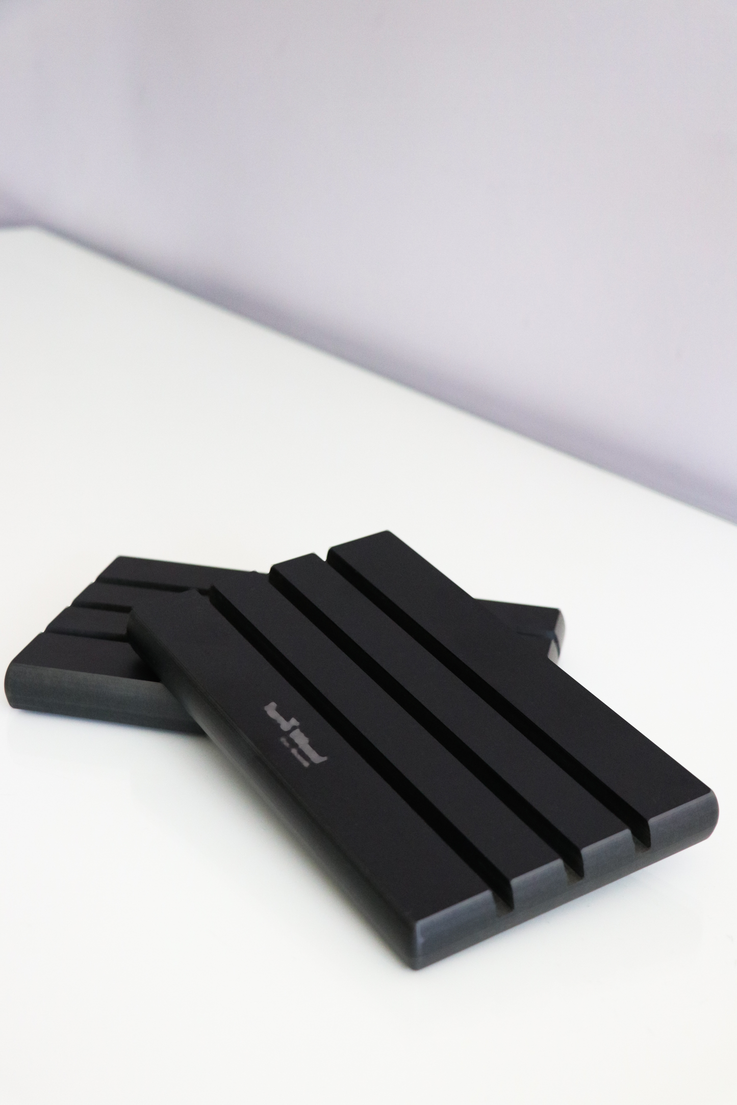 Stojan na prkénka 20,5×12 – Černý