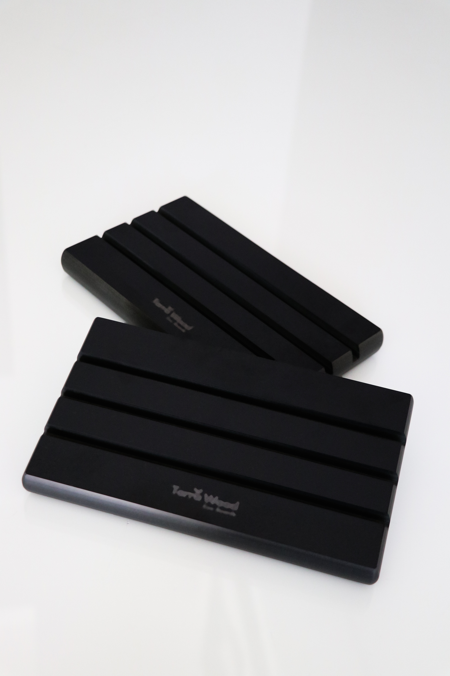 Stojan na prkénka 20,5×12 – Černý